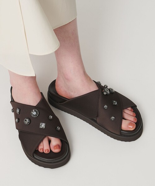 UNITED ARROWS(ユナイテッドアローズ)の「サテン クロス ビジュー ミュール/サンダル(サンダル・レディース・ベージュ/ブラック/ダークブラウン・38/37/36/35)」の2枚目の写真