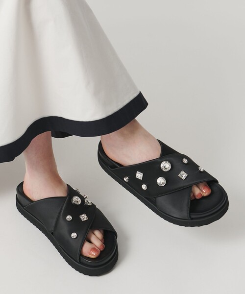 UNITED ARROWS(ユナイテッドアローズ)の「サテン クロス ビジュー ミュール/サンダル(サンダル・レディース・ベージュ/ブラック/ダークブラウン・38/37/36/35)」の1枚目の写真