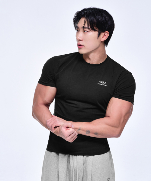 BORN TO WIN（ボーントゥウィン）の「[2 PACK] ESSENTIAL PACK MUSCLE FIT T-SHIRTS [BLACK WHITE]（Tシャツ/カットソー・メンズ・その他・1/2/3/4）」の4枚目の写真