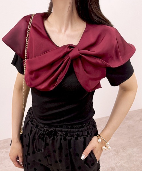 CLOTHY(クロシィ)の「【視線を奪う、ドラマトップス】サテンリボン半袖トップス(シャツ/ブラウス・レディース・ブラック/オフホワイト/レッド・FREE)」の3枚目の写真