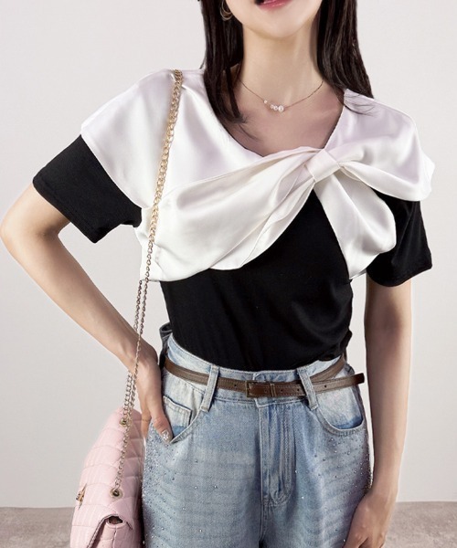 CLOTHY(クロシィ)の「【視線を奪う、ドラマトップス】サテンリボン半袖トップス(シャツ/ブラウス・レディース・ブラック/オフホワイト/レッド・FREE)」の1枚目の写真