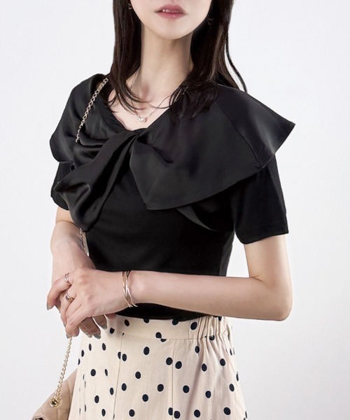CLOTHY(クロシィ)の「【視線を奪う、ドラマトップス】サテンリボン半袖トップス(シャツ/ブラウス・レディース・ブラック/オフホワイト/レッド・FREE)」の2枚目の写真