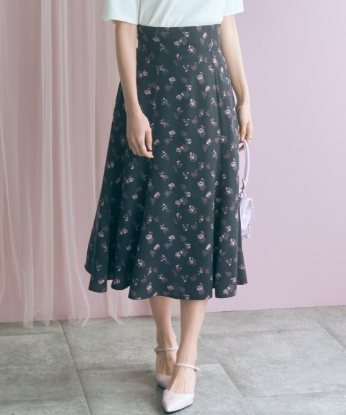 marun(マルン)の「<大きいサイズ>フラワープリントスカート marun(スカート・レディース・ブラック/ラベンダー・4L/3L/LL/L/5L)」の5枚目の写真