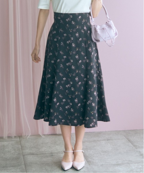 marun(マルン)の「<大きいサイズ>フラワープリントスカート marun(スカート・レディース・ブラック/ラベンダー・4L/3L/LL/L/5L)」の6枚目の写真