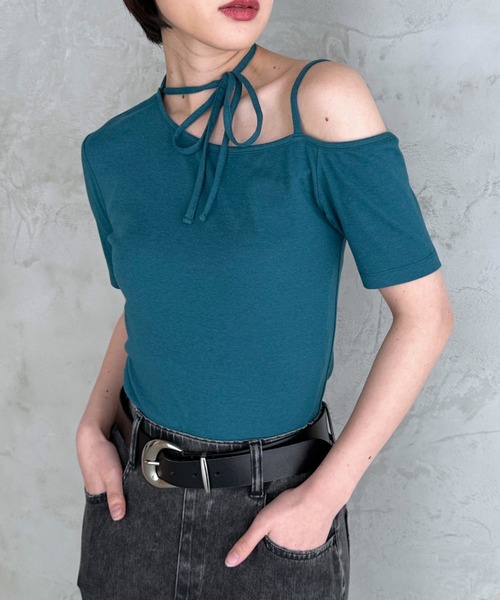 PAGEBOY(ページボーイ)の「オフショルリボントップス【リボン紐アレンジ自在・ワンショルでも着用可能】(Tシャツ/カットソー・レディース・ブラック/ターコイズブルー/グレー・FREE)」の1枚目の写真