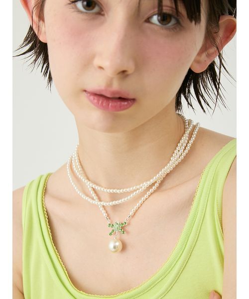 LILY BROWN（リリーブラウン）の「[L.B CANDY STOCK]ビジューリボンパールネックレス（ネックレス・レディース・シルバー/グリーン/ピンク・F）」の2枚目の写真