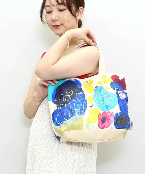 COOCO(クーコ)の「【kiki creative×COOCO】Artist Collection colorful print キャンバストートバッグ/A4対応(トートバッグ・レディース・ブルー/ブラック/ピンク・FREE)」の2枚目の写真