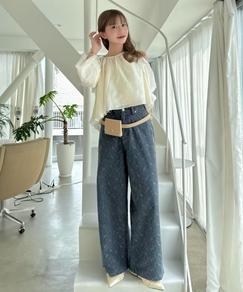 Kastane（カスタネ）の「【夏デニム/下半身痩せ/2サイズ展開】ワイドフラワーエンブロイダリーデニム（デニムパンツ・レディース・ブラック/インディゴブルー・1/0）」の2枚目の写真