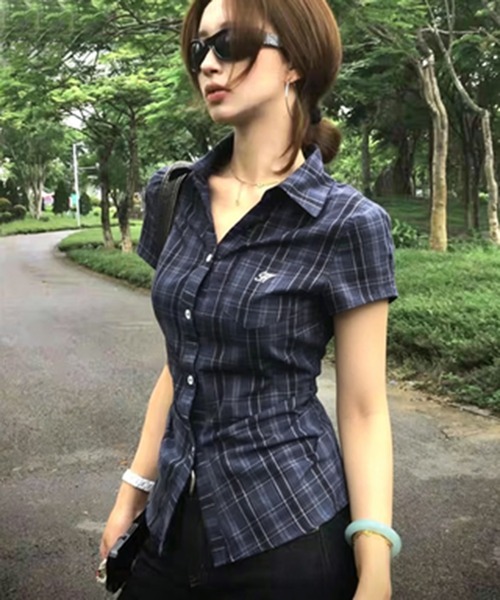 AsheKsha(アシクシャ)の「チェック柄のスリムフィットウエストシェイプシャツ(シャツ/ブラウス・レディース・ネイビー/ブルー/マルチ・S/M/L)」の1枚目の写真