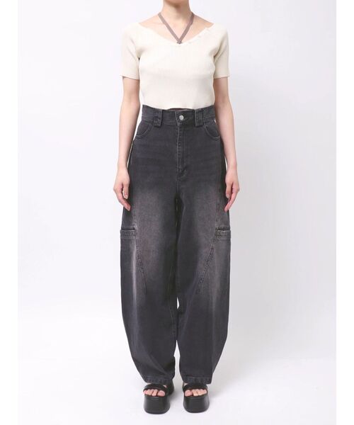 MURUA(ムルーア)の「パッチポケットバレルレッグデニム 夏服(デニムパンツ・レディース・ブルー/ブラック・1/2)」の18枚目の写真