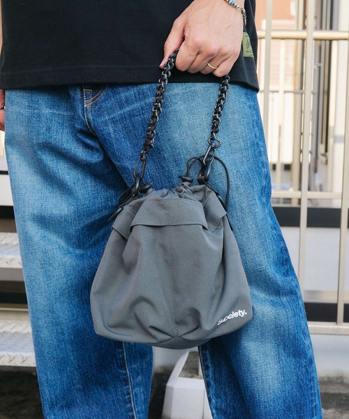 Subciety（サブサエティ）の「Kinchaku 2way shoulder bag（ショルダーバッグ・メンズ・ブラック/チャコール/レッド・FREE）」の2枚目の写真