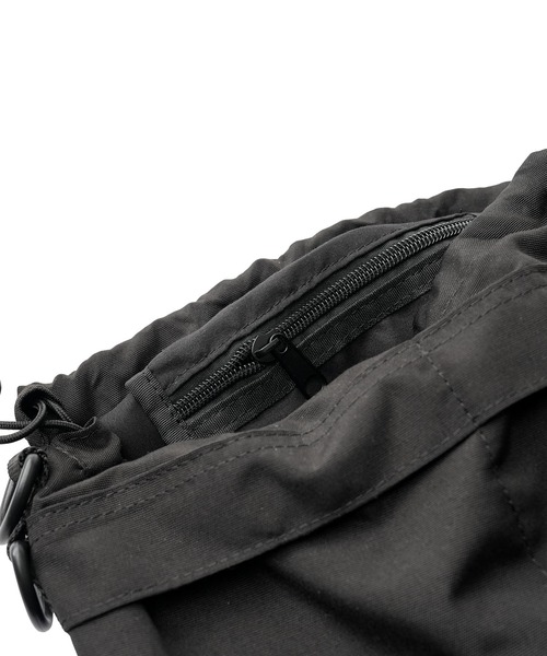 Subciety（サブサエティ）の「Kinchaku 2way shoulder bag（ショルダーバッグ・メンズ・ブラック/チャコール/レッド・FREE）」の11枚目の写真