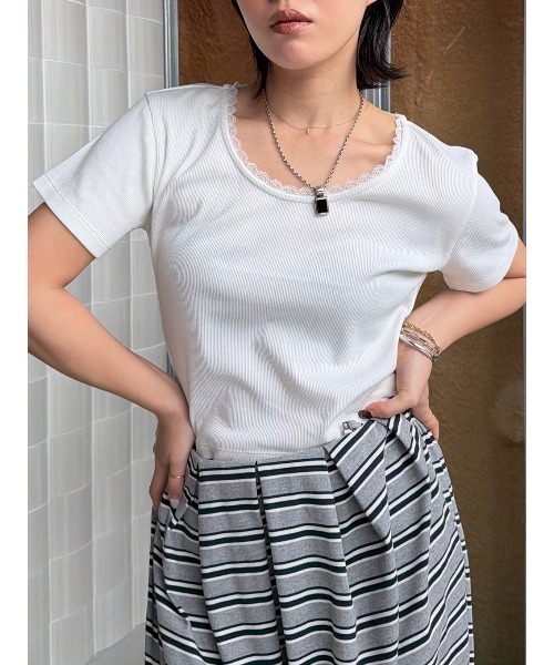 ELCHELE(エルチェレ)の「LACE TRIM RIB TEE(Tシャツ/カットソー・レディース・オフホワイト/ネイビー/ベビーピンク・FREE)」の11枚目の写真