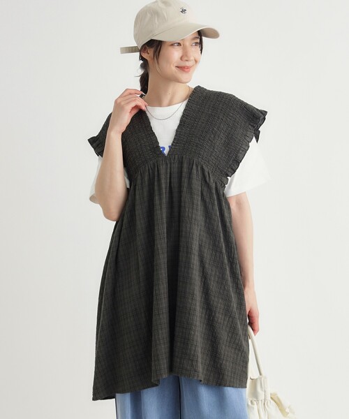 HONEYSUCKLE ROSE(ハニーサックルローズ)の「シャーリングブラウス(シャツ/ブラウス・レディース・ダークブラウン系1/チャコールグレー・04/05)」の2枚目の写真