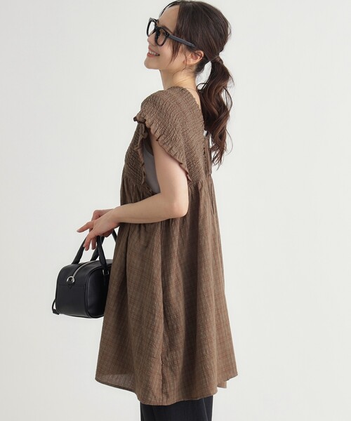 HONEYSUCKLE ROSE(ハニーサックルローズ)の「シャーリングブラウス(シャツ/ブラウス・レディース・ダークブラウン系1/チャコールグレー・04/05)」の11枚目の写真