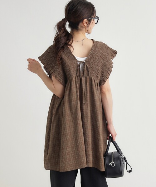 HONEYSUCKLE ROSE(ハニーサックルローズ)の「シャーリングブラウス(シャツ/ブラウス・レディース・ダークブラウン系1/チャコールグレー・04/05)」の12枚目の写真