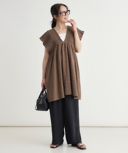 HONEYSUCKLE ROSE(ハニーサックルローズ)の「シャーリングブラウス(シャツ/ブラウス・レディース・ダークブラウン系1/チャコールグレー・04/05)」の13枚目の写真