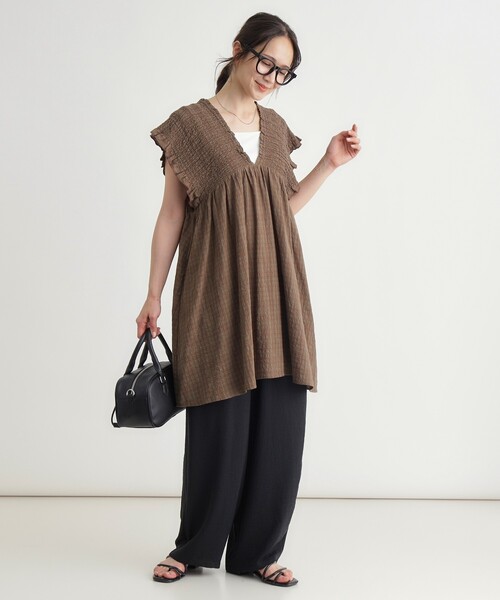 HONEYSUCKLE ROSE(ハニーサックルローズ)の「シャーリングブラウス(シャツ/ブラウス・レディース・ダークブラウン系1/チャコールグレー・04/05)」の14枚目の写真