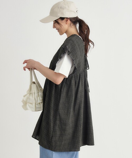 HONEYSUCKLE ROSE(ハニーサックルローズ)の「シャーリングブラウス(シャツ/ブラウス・レディース・ダークブラウン系1/チャコールグレー・04/05)」の16枚目の写真