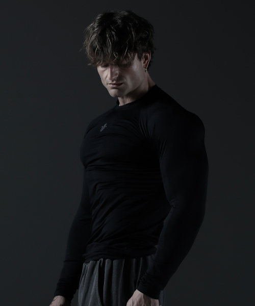 CARMID（カミド）の「シルバー ロゴ コンプレッション 長袖 [ブラック]（Tシャツ/カットソー・メンズ・その他・1/2/3）」の2枚目の写真