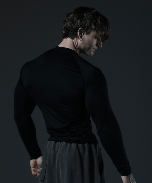 CARMID（カミド）の「シルバー ロゴ コンプレッション 長袖 [ブラック]（Tシャツ/カットソー・メンズ・その他・1/2/3）」の5枚目の写真