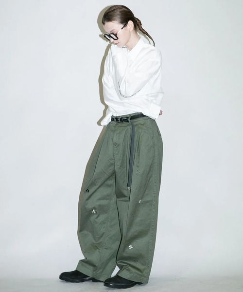 my beautiful landlet(マイビューティフルランドレット)の「【my beautiful landlet】FLOWER PAINT CHINO TUCK WIDE PANTS(チノパンツ・メンズ・ベージュ/オリーブ・2/1)」の2枚目の写真