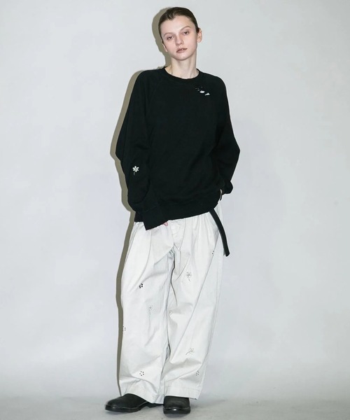 my beautiful landlet（マイビューティフルランドレット）の「【my beautiful landlet】FLOWER PAINT CHINO TUCK WIDE PANTS（チノパンツ・メンズ・ベージュ/オリーブ/アイボリー・2/1/0）」の4枚目の写真