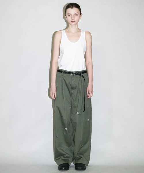 my beautiful landlet（マイビューティフルランドレット）の「【my beautiful landlet】FLOWER PAINT CHINO TUCK WIDE PANTS（チノパンツ・メンズ・ベージュ/オリーブ/アイボリー・2/1/0）」の6枚目の写真