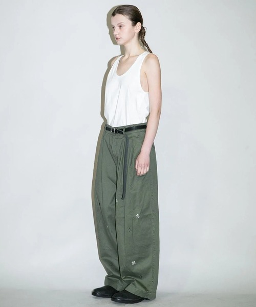 my beautiful landlet（マイビューティフルランドレット）の「【my beautiful landlet】FLOWER PAINT CHINO TUCK WIDE PANTS（チノパンツ・メンズ・ベージュ/オリーブ/アイボリー・2/1/0）」の7枚目の写真