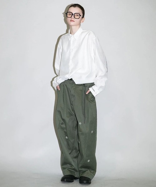 my beautiful landlet（マイビューティフルランドレット）の「【my beautiful landlet】FLOWER PAINT CHINO TUCK WIDE PANTS（チノパンツ・メンズ・ベージュ/オリーブ/アイボリー・2/1/0）」の9枚目の写真