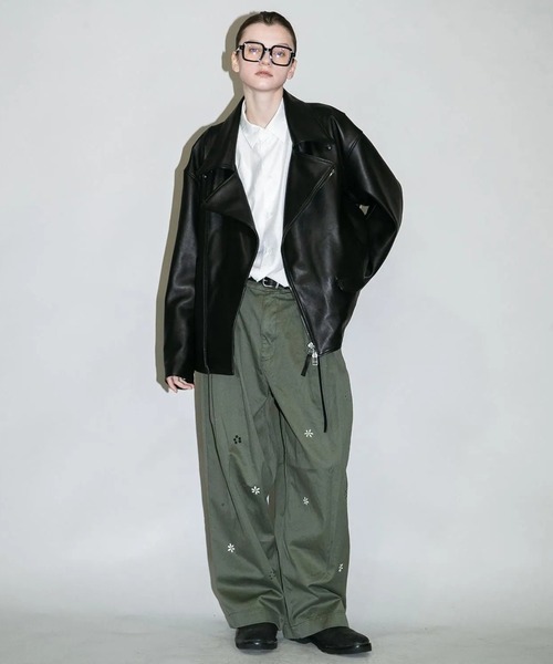 my beautiful landlet（マイビューティフルランドレット）の「【my beautiful landlet】FLOWER PAINT CHINO TUCK WIDE PANTS（チノパンツ・メンズ・ベージュ/オリーブ/アイボリー・2/1/0）」の10枚目の写真