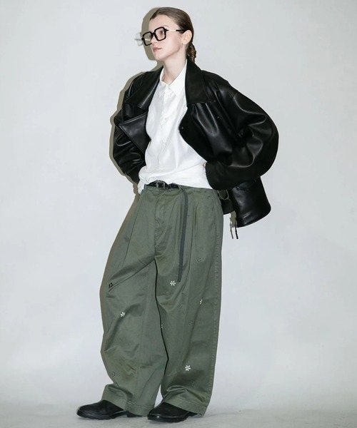 my beautiful landlet（マイビューティフルランドレット）の「【my beautiful landlet】FLOWER PAINT CHINO TUCK WIDE PANTS（チノパンツ・メンズ・ベージュ/オリーブ/アイボリー・2/1/0）」の11枚目の写真