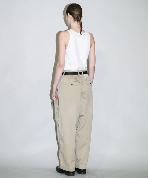 my beautiful landlet（マイビューティフルランドレット）の「【my beautiful landlet】FLOWER PAINT CHINO TUCK WIDE PANTS（チノパンツ・メンズ・ベージュ/オリーブ/アイボリー・2/1/0）」の12枚目の写真