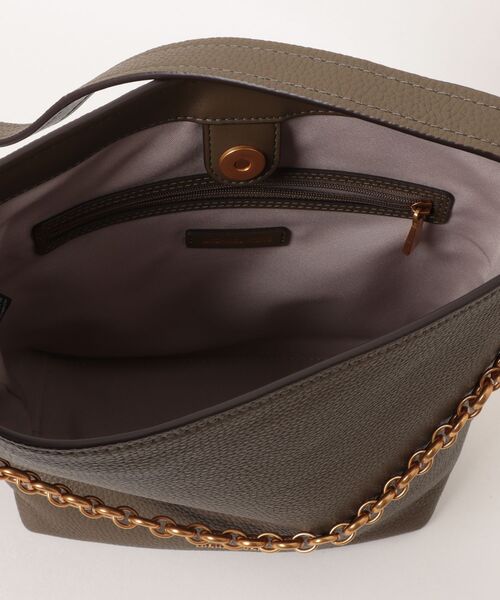 MICHAEL KORS(マイケルコース)の「NOLITA ペブルレザー チェーン バケット トートバッグ スモール(ショルダーバッグ・レディース・グリーン系・FREE)」の4枚目の写真