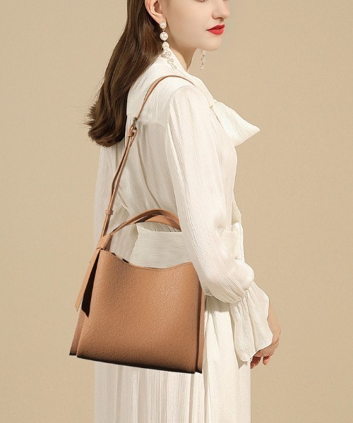 NiiNa(ニーナ)の「【 NiiNa / ニーナ 】高品質牛革2wayソフトバーティカルトートバッグ(トートバッグ・レディース・ブラック/ブラウン・FREE)」の1枚目の写真