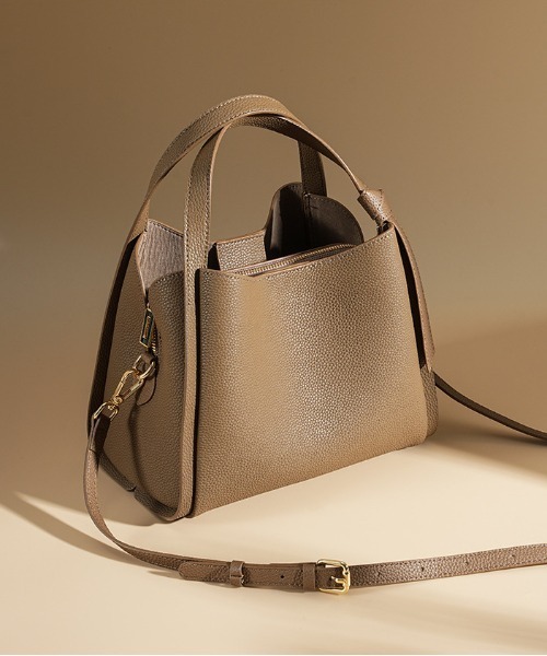 NiiNa(ニーナ)の「【 NiiNa / ニーナ 】高品質牛革2wayソフトバーティカルトートバッグ(トートバッグ・レディース・ブラック/ブラウン・FREE)」の3枚目の写真