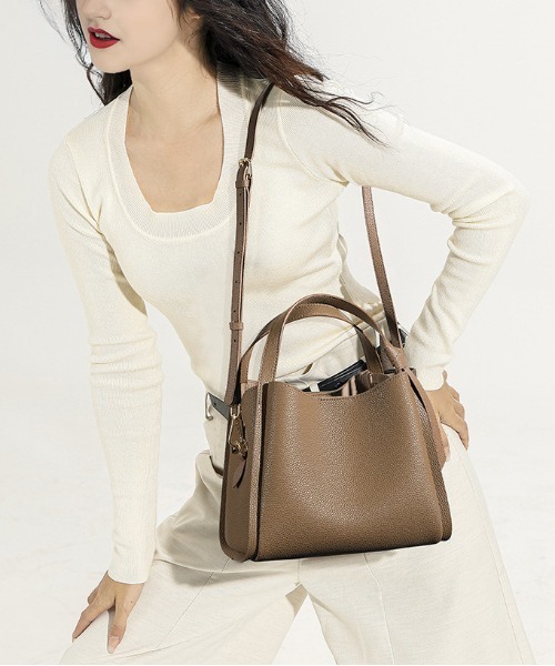 NiiNa(ニーナ)の「【 NiiNa / ニーナ 】高品質牛革2wayソフトバーティカルトートバッグ(トートバッグ・レディース・ブラック/ブラウン・FREE)」の4枚目の写真