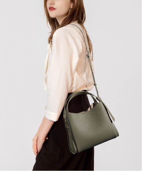 NiiNa(ニーナ)の「【 NiiNa / ニーナ 】高品質牛革2wayソフトバーティカルトートバッグ(トートバッグ・レディース・ブラック/ブラウン・FREE)」の6枚目の写真