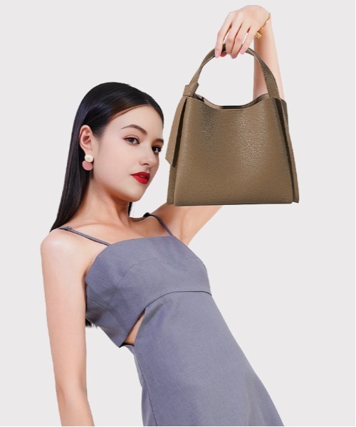 NiiNa(ニーナ)の「【 NiiNa / ニーナ 】高品質牛革2wayソフトバーティカルトートバッグ(トートバッグ・レディース・ブラック/ブラウン・FREE)」の7枚目の写真
