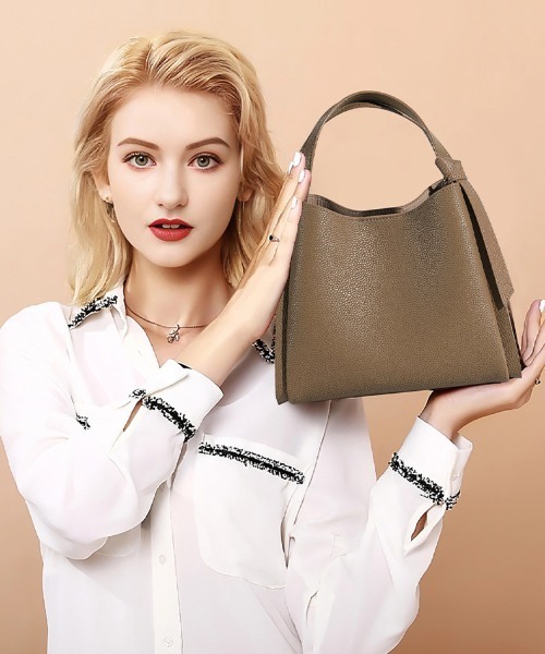 NiiNa(ニーナ)の「【 NiiNa / ニーナ 】高品質牛革2wayソフトバーティカルトートバッグ(トートバッグ・レディース・ブラック/ブラウン・FREE)」の19枚目の写真