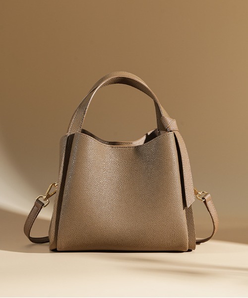 NiiNa(ニーナ)の「【 NiiNa / ニーナ 】高品質牛革2wayソフトバーティカルトートバッグ(トートバッグ・レディース・ブラック/ブラウン・FREE)」の22枚目の写真