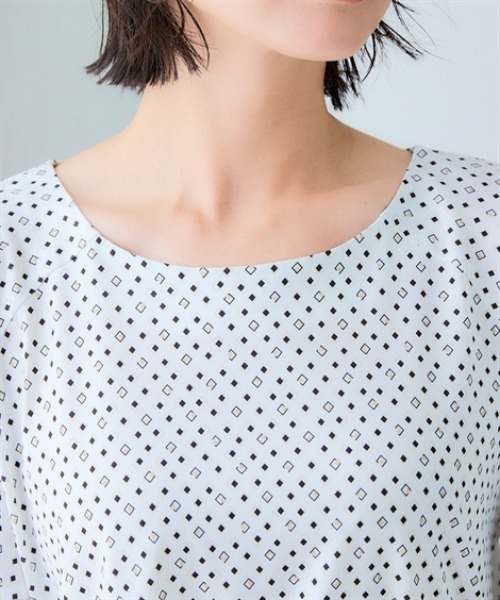 7days Life Styling(セブンデイズライフスタイリング)の「【接触冷感】カットソー素材幾何柄フレア袖ブラウス(シャツ/ブラウス・レディース・ブラック系/ホワイト系・M/L/LL/3L)」の12枚目の写真