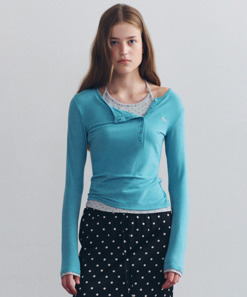 ROLAROLA（ロラロラ）の「HALTER LAYERED LONG SLEEVE L/BLUE（Tシャツ/カットソー・レディース・ライトブルー・FREE）」の2枚目の写真