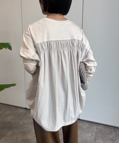 Jena espace merveilleux（ジェナ　エスパスメルヴェイユ）の「バックギャザー長袖カットソー（Tシャツ/カットソー・レディース・ライトベージュ/ブラック/オフホワイト・FREE）」の3枚目の写真
