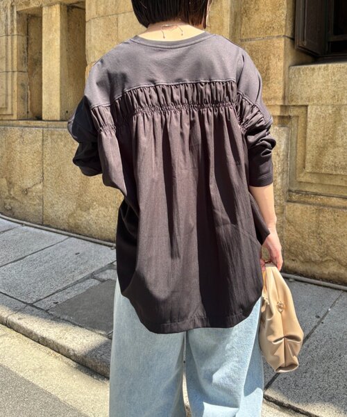 Jena espace merveilleux（ジェナ　エスパスメルヴェイユ）の「バックギャザー長袖カットソー（Tシャツ/カットソー・レディース・ライトベージュ/ブラック/オフホワイト・FREE）」の15枚目の写真