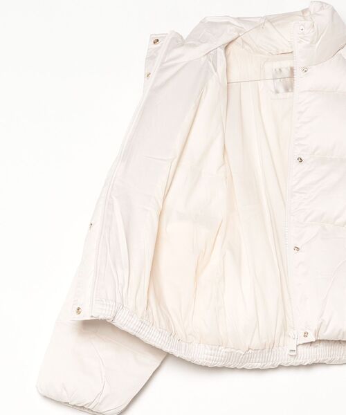 Guess(ゲス)の「MARIKA Cozy Puffer ジャケット 中綿ジャケット(ダウンジャケット/コート・レディース・ブラック/ホワイト系その他・X-SMALL/LARGE/MEDIUM/SMALL)」の13枚目の写真