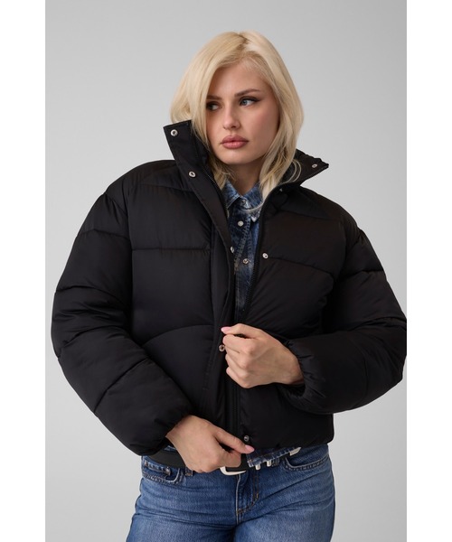 Guess(ゲス)の「MARIKA Cozy Puffer ジャケット 中綿ジャケット(ダウンジャケット/コート・レディース・ブラック/ホワイト系その他・X-SMALL/LARGE/MEDIUM/SMALL)」の2枚目の写真