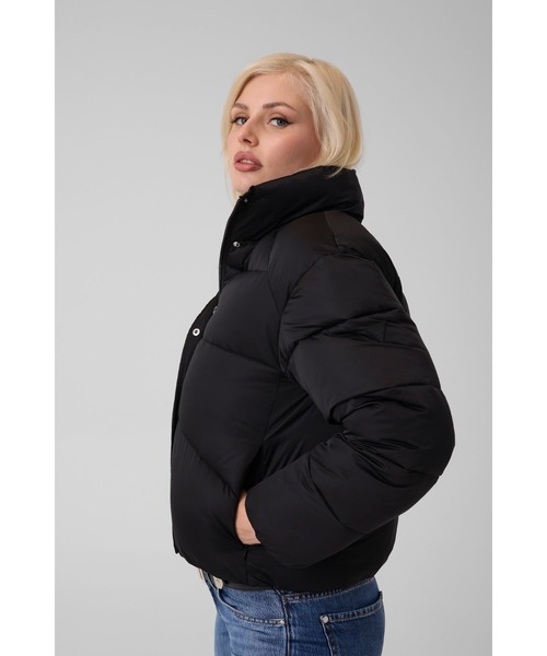 Guess(ゲス)の「MARIKA Cozy Puffer ジャケット 中綿ジャケット(ダウンジャケット/コート・レディース・ブラック/ホワイト系その他・X-SMALL/LARGE/MEDIUM/SMALL)」の9枚目の写真