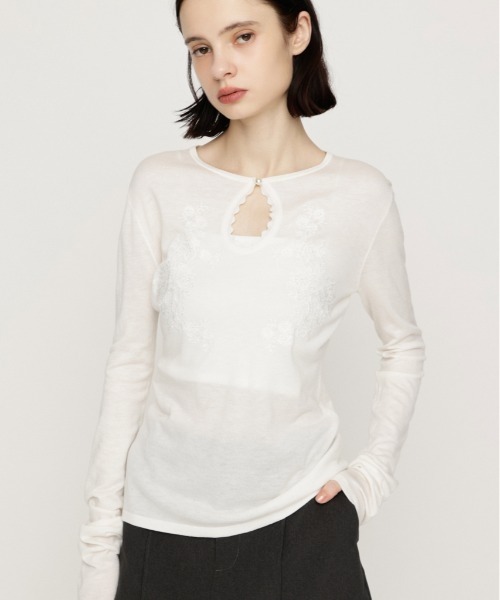 SLY(スライ)の「FLOWER EMBROIDERY HG TOPS フラワーエンブロイダリーハイゲージトップス 秋服(ニット/セーター・レディース・ホワイト/ブラック・FREE)」の2枚目の写真