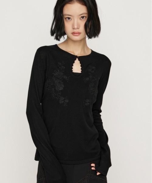 SLY(スライ)の「FLOWER EMBROIDERY HG TOPS フラワーエンブロイダリーハイゲージトップス 秋服(ニット/セーター・レディース・ホワイト/ブラック・FREE)」の1枚目の写真